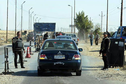 La police égyptienne inspecte une voiture lors d'un check-point dans le Nord Sinai le 31 janvier 2015