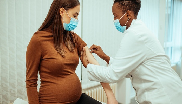 Vaccin contre le covid   Les femmes enceintes    moins    touch  es par les effets secondaires graves